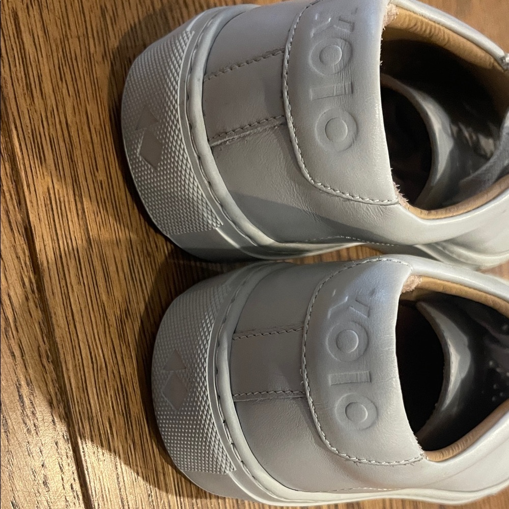 KOIO Women’s 37 Sneakers - Picture 4 of 5